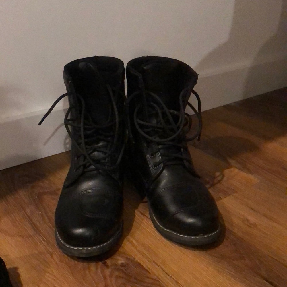 Motorcycle riding boots